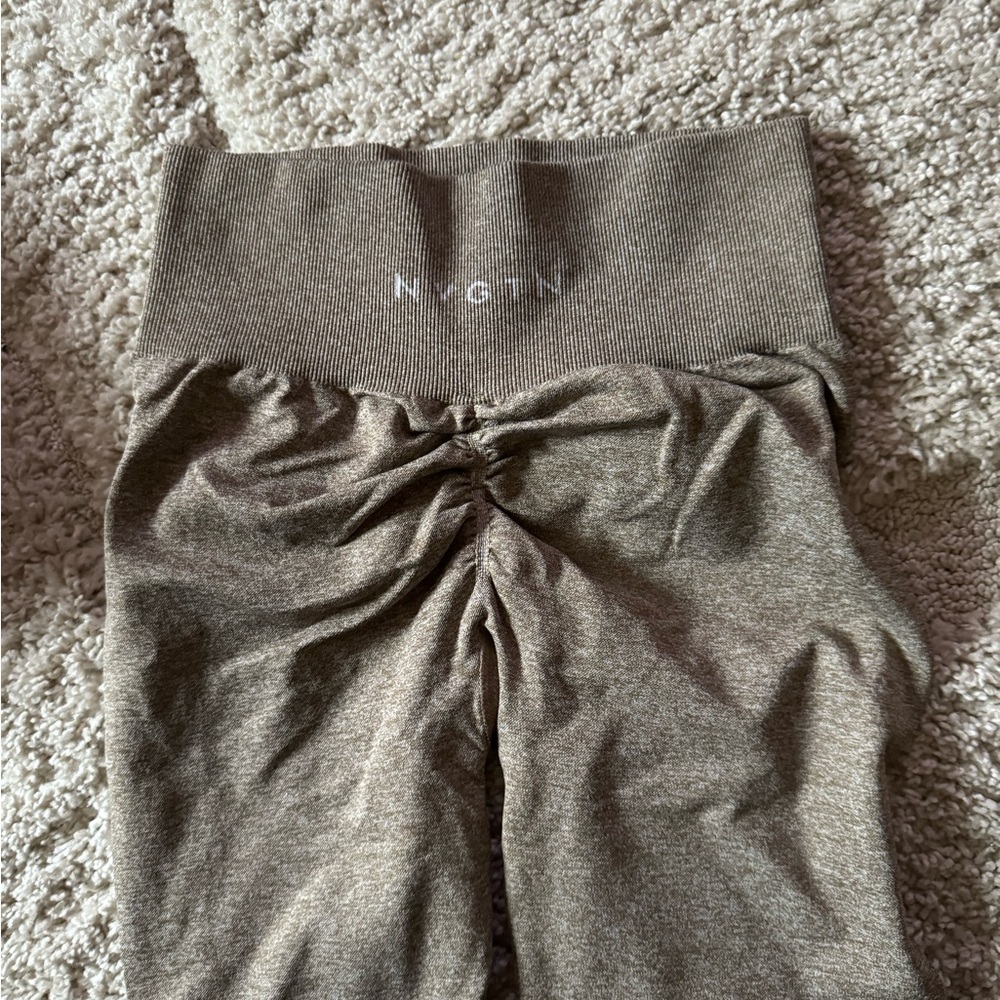 scrunch amplify NVGTN leggings, taupe/brown